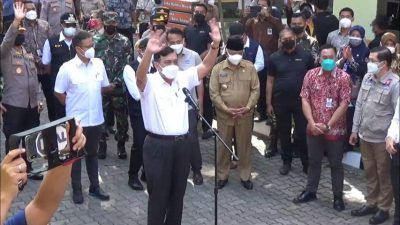 Menko Marves, Luhut Binsar Pandjaitan saat meninjau pelaksanaan PPKM Level 4 di Malang Raya, Jumat (13/8/2021). (Foto: Rizal Adhi/Tugu Malang/Tugu Jatim)