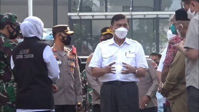 Menko Marves, Luhut Binsar Pandjaitan saat meninjau pelaksanaan PPKM Level 4 di Malang Raya, Jumat (13/8/2021). (Foto: Rizal Adhi/Tugu Malang/Tugu Jatim)