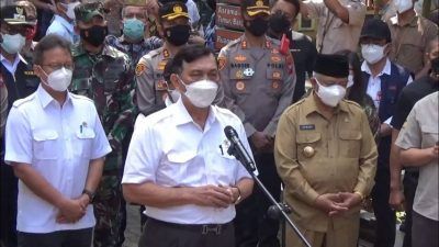 Menko Marves, Luhut Binsar Pandjaitan saat meninjau pelaksanaan PPKM Level 4 di Malang Raya, Jumat (13/8/2021). (Foto: Rizal Adhi/Tugu Malang/Tugu Jatim)