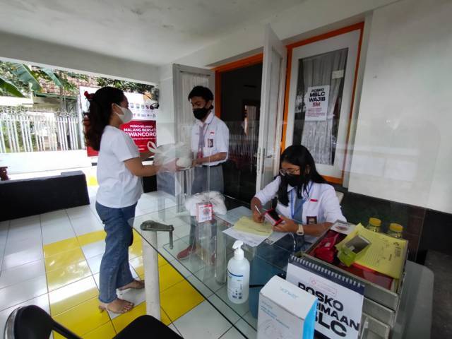 Suasana kantor MBCL di mana para siswa SMA di Malang Raya semangat menjadi relawan penanggulangan pandemi Covid-19. (Foto: Rizal Adhi/Tugu Malang/Tugu Jatim)