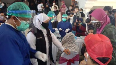 Gubernur Jawa Timur, Khofifah Indar Parawansa saat meninjau vaksinasi difabel dengan vaksin Sinopharm di UMM, Malang, Senin (2/8/2021). (Foto: M Sholeh/Tugu Malang/Tugu Jatim) tahun baru islam