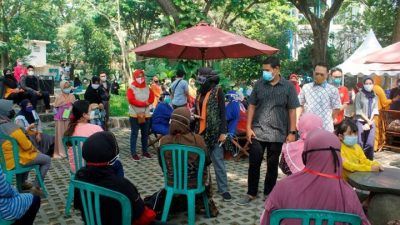 Wali Kota Kediri, Abdullah Abu Bakar bersama Kadinkes, dr. Fauzan Adhima saat meninjau vaksinasi untuk ibu hamil di Hutan Joyoboyo Kota Kediri, Sabtu, (7/8/2021). (Foto: Rino Hayyu Setyo/Tugu Jatim)