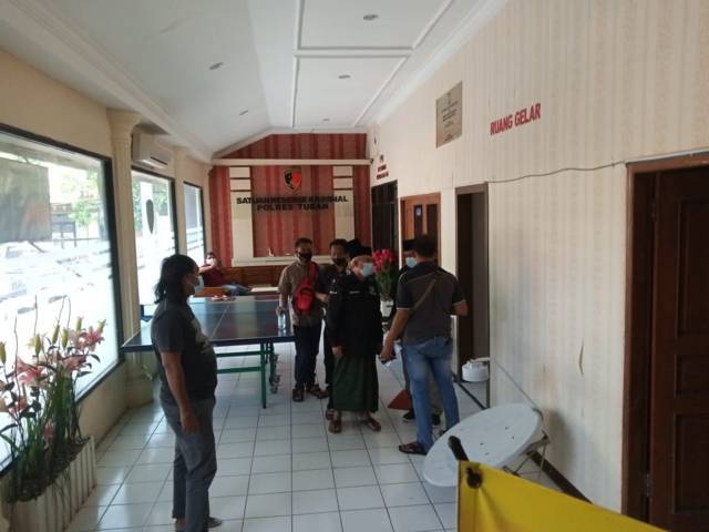 Sejumlah pengurus Pimpinan Cabang Pagar Nusa Tuban yang menyerbu Mapolres Tuban untuk mempertanyakan perkambangan kasus pengeroyokan anggotanya, Senin (23/8/2021). (Foto: Moch Abdurrochim/Tugu Jatim)