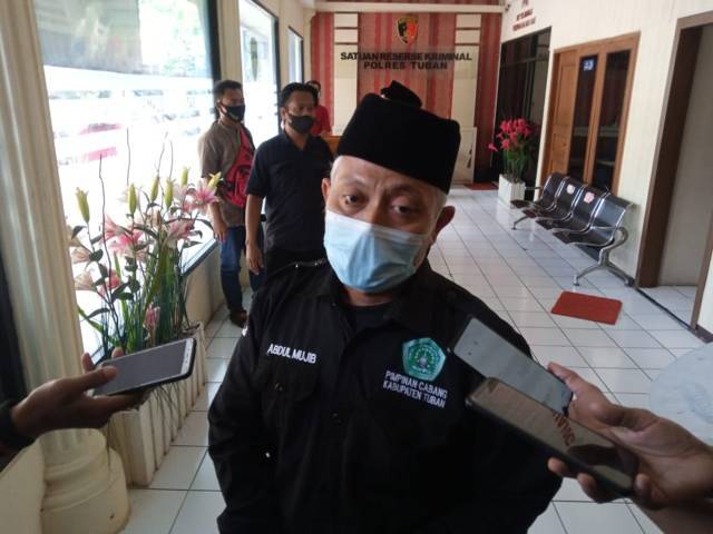 Ketua Pagar Nusa Tuban, Abdul Mujib ketika memberikan keterangan terhadap awak media. (Foto: Moch Abdurrochim/Tugu Jatim)