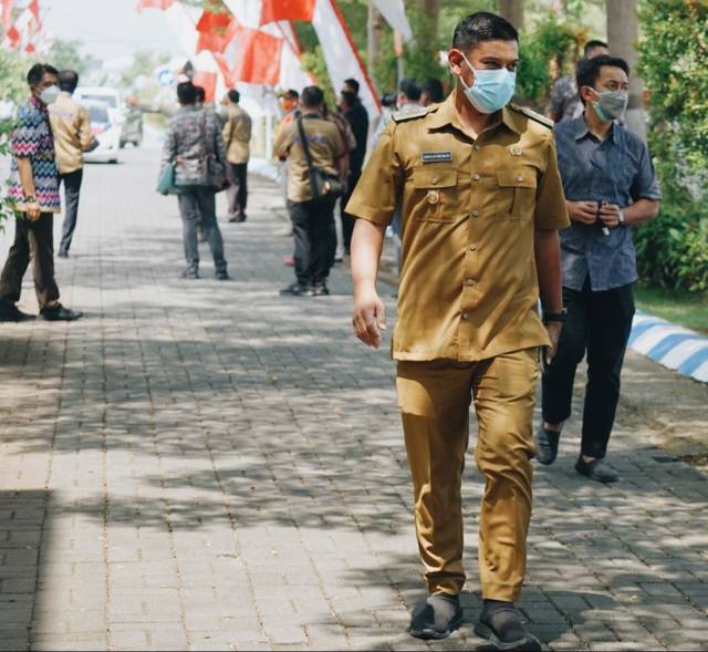 Wali Kota Kediri Abdullah Abu Bakar saat mengenakan seragam khaki yang diketahui dijahit mendadak hanya dalam waktu kurang lebih 5 jam. (Foto: Rino Hayyu/Tugu Jatim)