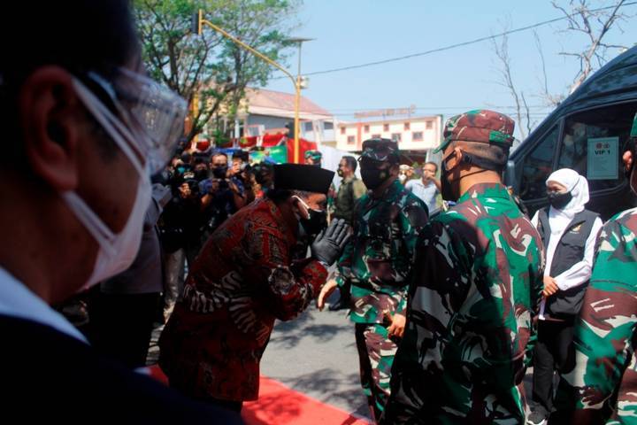 Panglima TNI Hadi Tjahjanto disambut Plt. Bupati Nganjuk, Marhaen Djumadi ketika meninjau simulasi tracing nakes di Nganjuk, Minggu (1/8/2021). (Foto: Rino Hayyu/Tugu Jatim)