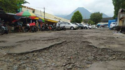 Kondisi jalan rusak di Pasar Besar Kota Batu. (Foto: M Ulul Azmy/Tugu Malang/Tugu Jatim)