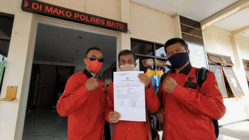 Ketua BHAR DPC PDIP, Kayat Harianto (tengah) usai melaporkan aksi vandalisme baliho Puan Maharani di Polres Batu, Rabu (25/8/2021). (Foto: M Ulul Azmy/Tugu Malang/Tugu Jatim)