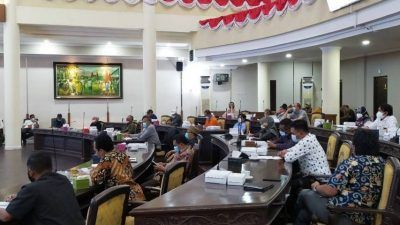 Suasana Rapat Kerja Gabungan antara dinas terkait program revitalisasi Pasar Besar Batu bersama perwakilan pedagang yang diaudiensi Komisi B dan Komisi C DPRD Kota Batu, Rabu (18/8/2021). (Foto: M Ulul Azmy/Tugu Malang/Tugu Jatim)