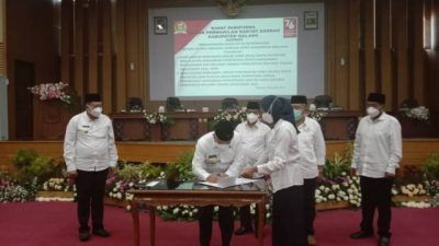 Bupati Malang HM Sanusi menandatangani nota kesepakatan Rancangan KUPA-PPAS Perubahan APBD Kabupaten Malang 2021, Rabu (25/8/2021). (Foto: M Sholeh/Tugu Malang/Tugu Jatim)