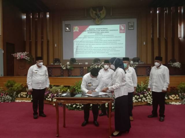 Bupati Malang HM Sanusi menandatangani nota kesepakatan Rancangan KUPA-PPAS Perubahan APBD Kabupaten Malang 2021, Rabu (25/8/2021). (Foto: M Sholeh/Tugu Malang/Tugu Jatim)