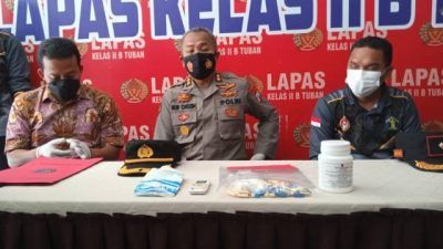 Kepala Lapas Tuban, Siswarno bersama Kasat Narkoba Polres Tuban, AKP Daky Dzul Qornain, KabagRen Polres Tuban, AKBP Nur Khozin, merilis kasus penyulundupan pil pil Doubel L dalam Lapas Kelas II B Tuban, Jumat (13/8/2021). (Foto: Moch Abdurrochim/Tugu Jatim)