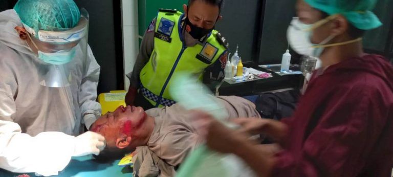 Aiptu Bastari, anggota Satlantas Polres Tuban saat mendapatkan perawatan medis usai ditabrak pengendara mobil di Jalan Pahlawan, Kelurahan Gedongombo, Kecamatan Semanding, Selasa (17/8/2021) dini hari. (Foto: Dokumen/Humas Polres Tuban/Tugu Jatim)