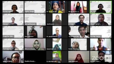 Webinar Series dengan tema “Pendidikan dan Dunia Kerja” yang digelar oleh Pondok Inspirasi via Zoom, Sabtu (7/8/2021). (Foto: Dokumen) tugu jatim