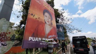 Baliho Puan Maharani yang menjadi sasaran aksi vandalisme dan bertuliskan "Open BO" di Kota Batu dilakukan pembongkaran dan dipimpin langsung oleh Ketua DPC PDIP Kota Batu Punjul Santoso, Selasa (24/8/2021). (Foto: M Ulul Azmy/Tugu Malang/Tugu Jatim)