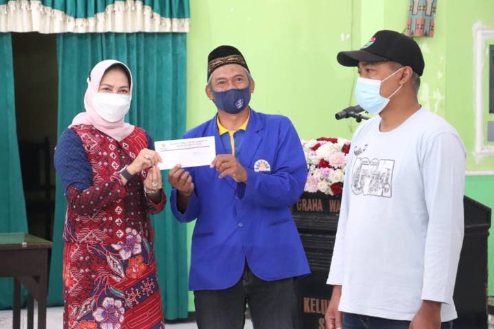 Wali Kota Batu Dewanti Rumpoko menyerahkan bantuan uang tunai secara simbolis kepada relawan penggali kubur, Rabu (25/8/2021). (Foto: Diskominfo Kota Batu) tugu jatim