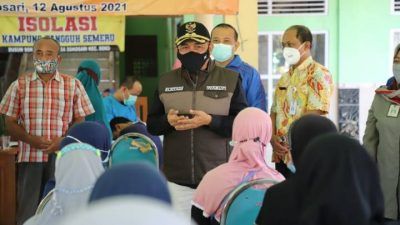 Wakil Bupati Tuban, H Riyadi saat meninjau pelaksanaan vaksinasi serentak di sejumlah kecamatan di Kabupaten Tuban, Sabtu (14/08/2021) kemarin. (Foto: Diskominfo Tuban) tugu jatim