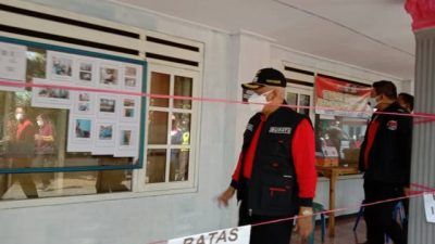 Bupati Malang, HM Sanusi saat meninjau isoter di Kecamatan Bululawang, Kabupaten Malang, Minggu (15/8/2021). (Foto: M Sholeh/Tugu Malang/Tugu Jatim)