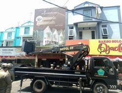 Tunggak Pajak, Puluhan Reklame di Kota Malang Dicopot Satpol PP