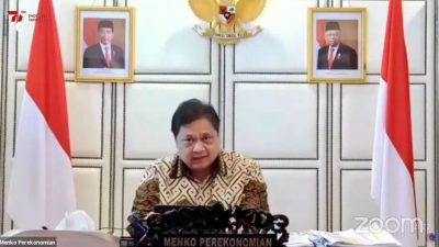 Menteri Koordinator Bidang Perekonomian (Menko Perekonomian) Airlangga Hartarto saat melakukan keterangan pers mengenai Evaluasi dan Penerapan PPKM, Senin (16/08/2021) malam, secara virtual. (Foto: Dokumen) ppkm covid-19