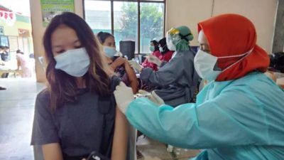 Proses vaksinasi yang digelar oleh Kodim 0811 Tuban dan dilakukan di Gereja Santo Petrus, Tuban, Jumat (20/8/2021). (Foto: Dokumen/Penerangan Kodim 0811 Tuban) tugu jatim