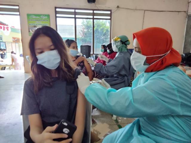 Proses vaksinasi yang digelar oleh Kodim 0811 Tuban dan dilakukan di Gereja Santo Petrus, Tuban, Jumat (20/8/2021). (Foto: Dokumen/Penerangan Kodim 0811 Tuban) tugu jatim