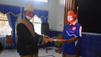 Kepala Lapas Kelas II B Tuban, Siswarno saat menyerahkan remisi kepada sejumlah narapida dalam rangka HUT RI ke 76, Selasa (17/8/2021). (Foto: Humas Lapas Tuban) tugu jatim