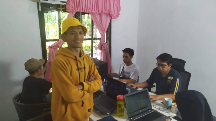 Stevan Purba bersama para pegawainya di kantor Unfaedah Marketing di kawasan Turen, Kabupaten Malang. (Foto: Gigih Mazda/Tugu Jatim)