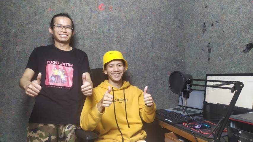 Penulis (kiri) dan kawan SD dan SMP, Stevan Purba yang kini menggeluti jasa pembuatan video marketing. (Foto: Dokumen) tugu jatim
