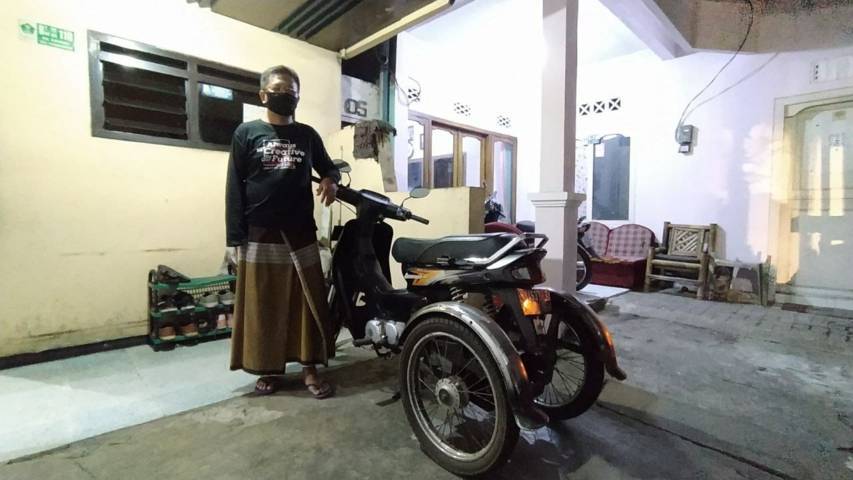 Sunoto dan sepeda motor roda tiga modifikasi yang dipakai sehari-hari mengantar bumbu pecel dagangannya. (Foto: M Ulul Azmy/Tugu Malang/Tugu Jatim)