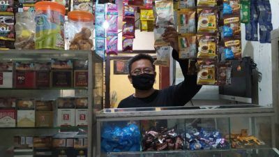 Sunoto saat beraktivitas di toko pracangan miliknya di Jalan Raya Tlogomas, Kota Malang. (Foto: M Ulul Azmy/Tugu Malang/Tugu Jatim)