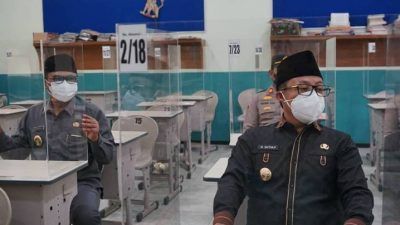 Wali Kota Malang Sutiaji (kanan) bersama Wakil Wali Kota Malang Sofyan Edi saat mengunjungi SD dan SMP di Kota Malang untuk meninjau persiapan sekolah tatap muka. (Foto: Rizal Adhi/Tugu Malang/Tugu Jatim)