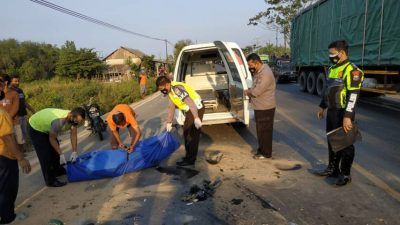 Jajaran anggota Satlantas Polres Tuban saat melakukan evakuasi korban laka lantas di Jalur Pantura, tepatnya jalan Tuban-Bancar KM 36-37, Kabupaten Tuban Sabtu (31/7/201) sore. (Foto: Humas Polres Tuban) tugu jatim tabrak lari