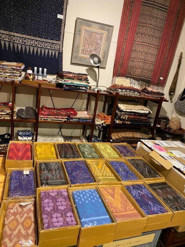Deretan kain Tenun Ikat Kediri yang sukses menembus pasar Jepang. (Foto: Rino Hayyu/Tugu Jatim)