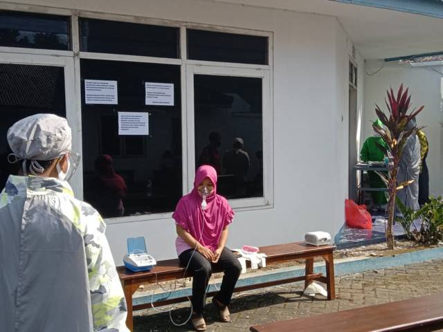 Pasien Covid-19 menjalani terapi uap di ruang terbuka. (Foto: M Sholeh/Tugu Malang/Tugu Jatim)