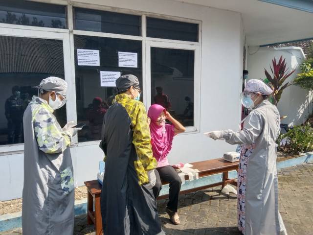 Pasien Covid-19 menjalani terapi uap di ruang terbuka. (Foto: M Sholeh/Tugu Malang/Tugu Jatim)