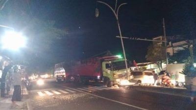 Kondisi truk gandeng yang menghantam traffic light dan lampu jalan di jalan Soekarno-Hatta, Desa Bogorejo, Kecamatan Merakurak, KabupatenTuban, Senin (17/8/2021) sore. (Foto: Humas Polres Tuban) tugu jatim