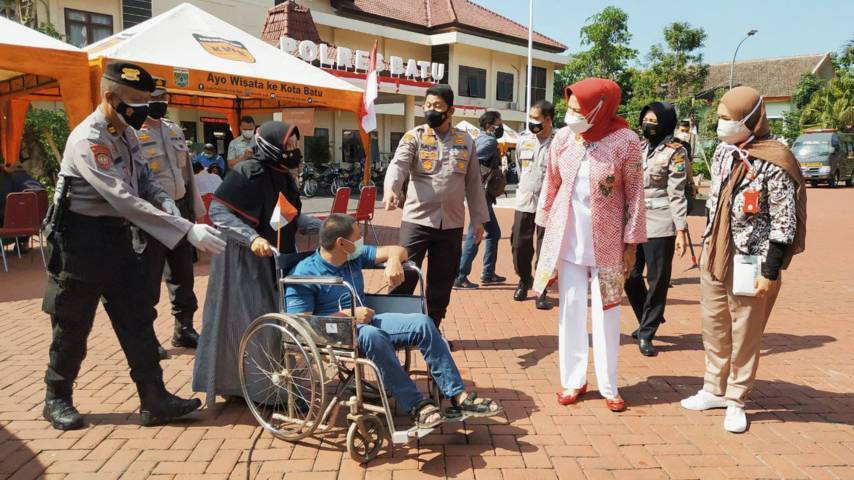 Wali Kota Batu Dewanti Rumpoko dan Kapolres Batu AKBP Catur Cahyono Wibowo menyapa langsung warga difabel saat vaksinasi di Mapolres Batu, Selasa (10/8/2021). (Foto: M Ulul Azmy/Tugu Malang/Tugu Jatim)