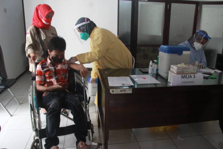 Difabel di Kota Malang tengah menjalani vaksinasi Covid-19, Rabu (18/8/2021). (Foto: Rubianto/Tugu Malang/Tugu Jatim)