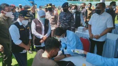 Dari kiri, Wali Kota Malang Sutiaji, Gubernur Jatih Khofifah Indar Parawansa, dan Panglima Koarmada II TNI Angkatan Laut, Laksda TNI Iwan Isnurwanto saat meninjau vaksinasi di Stadion Gajayana, Kota Malang, Sabtu (7/8/2021). (Foto: Rizal Adhi/Tugu Malang/Tugu Jatim)