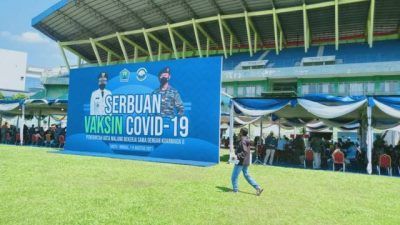 Suasana tenda dan antrean acara Serbuan Vaksinasi yang digelar di Stadion Gajayana, Kota Malang, 7-8 Agustus 2021. (Foto: Rizal Adhi/Tugu Malang/Tugu Jatim)