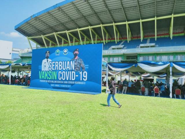 Suasana tenda dan antrean acara Serbuan Vaksinasi yang digelar di Stadion Gajayana, Kota Malang, 7-8 Agustus 2021. (Foto: Rizal Adhi/Tugu Malang/Tugu Jatim)