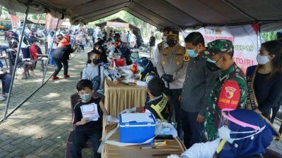 Wali Kota Kediri Abdullah Abu Bakar, didampingi Kapolresta Kediri dan Dandim Kota Kediri saat mengecek vaksinasi untuk anak usia 12 tahun ke atas. (Foto: Rino Hayyu/Tugu Jatim)