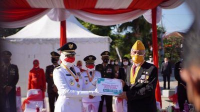 Wali Kota Batu Dewanti Rumpoko saat memberikan insentif kepada Ketua Legiun Veteran Republik Indonesia (LVRI) Kota Batu, Handri Israwan usai upacara HUT RI ke-76, Selasa (17/8/2021). (Foto: M Ulul Azmy/Tugu Malang/Tugu Jatim) veteran