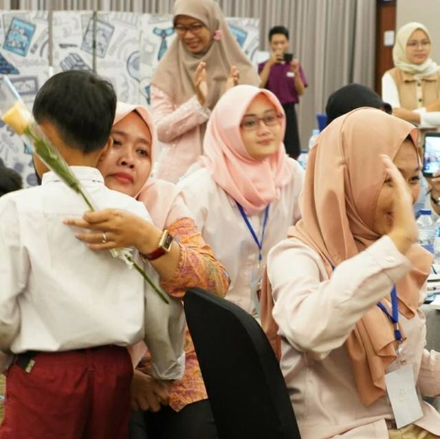 Penampilan siswa SD untuk memberikan apresiasi kepada para guru saat acara Wardah Inspirasi Teacher. (Foto: Instagram/wardahinspiringteacher) tugu jatim