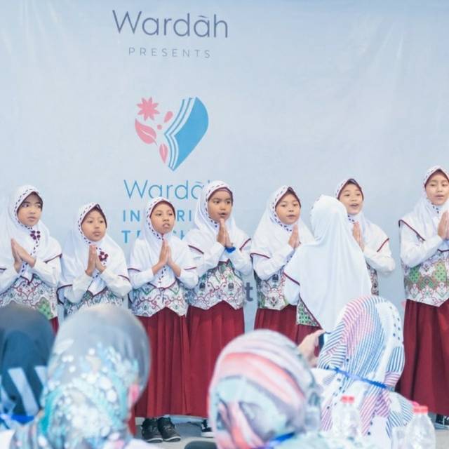 Penampilan siswa SD untuk memberikan apresiasi kepada para guru saat acara Wardah Inspirasi Teacher. (Foto: Instagram/wardahinspiringteacher) tugu jatim pt paragon