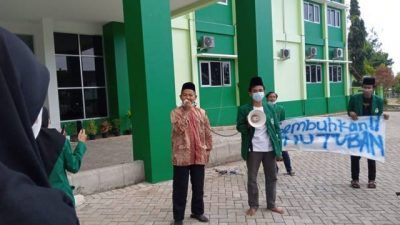 Wakil Rektor Bidang Akademik IAINU Tuban, Imam Supriyadi saat menemui masa Aksi doa bersama dan pembacaan selawat Asyghil di depan kantor rektorat ampus Institut Agama Islam Nahdlatul Ulama (IAINU) Tuban, Senin (9/8/2021). (Foto: Moch Abdurrochim/Tugu Jatim)