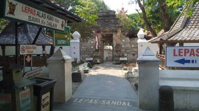 Suasana wisata religi Makam Sunan Bonang di Kabupaten Tuban yang masih tampak lengang karena sepi pengunjung akibat pandemi Covid-19. (Foto: Mochamad Abdurrochim/Tugu Jatim)