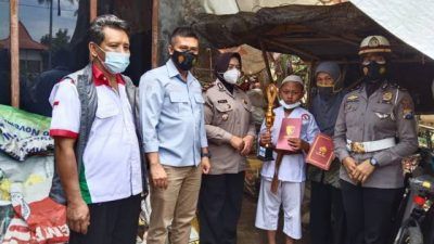 Kapolsek Kepanjen AKP Sri Widyaningsih (tengah) mewakili Kapolres Malang saat turun langsung ke rumah Ibu Sulastri pada Rabu (15/09/2021). (Foto: Rizal Adhi Pratama/Tugu Malang/Tugu Jatim)