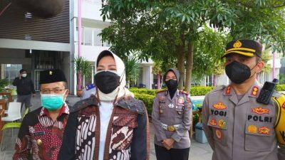 Wawali Kota Batu Punjul Santoso (kiri) dan Wali Kota Batu Dewanti Rumpoko (tengah) bersama jajaran Forkopimda Kota Batu. (Foto: M. Ulul Azmy/Tugu Malang/Tugu Jatim)